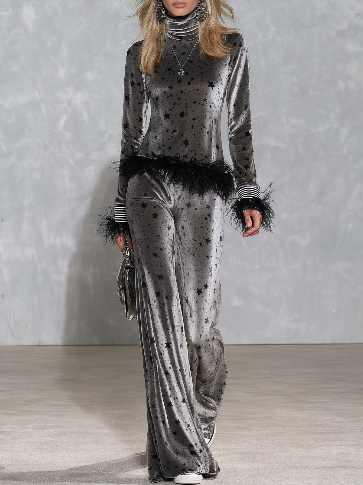 Sonia | Conjunto de terciopelo gris con estrellas y plumas