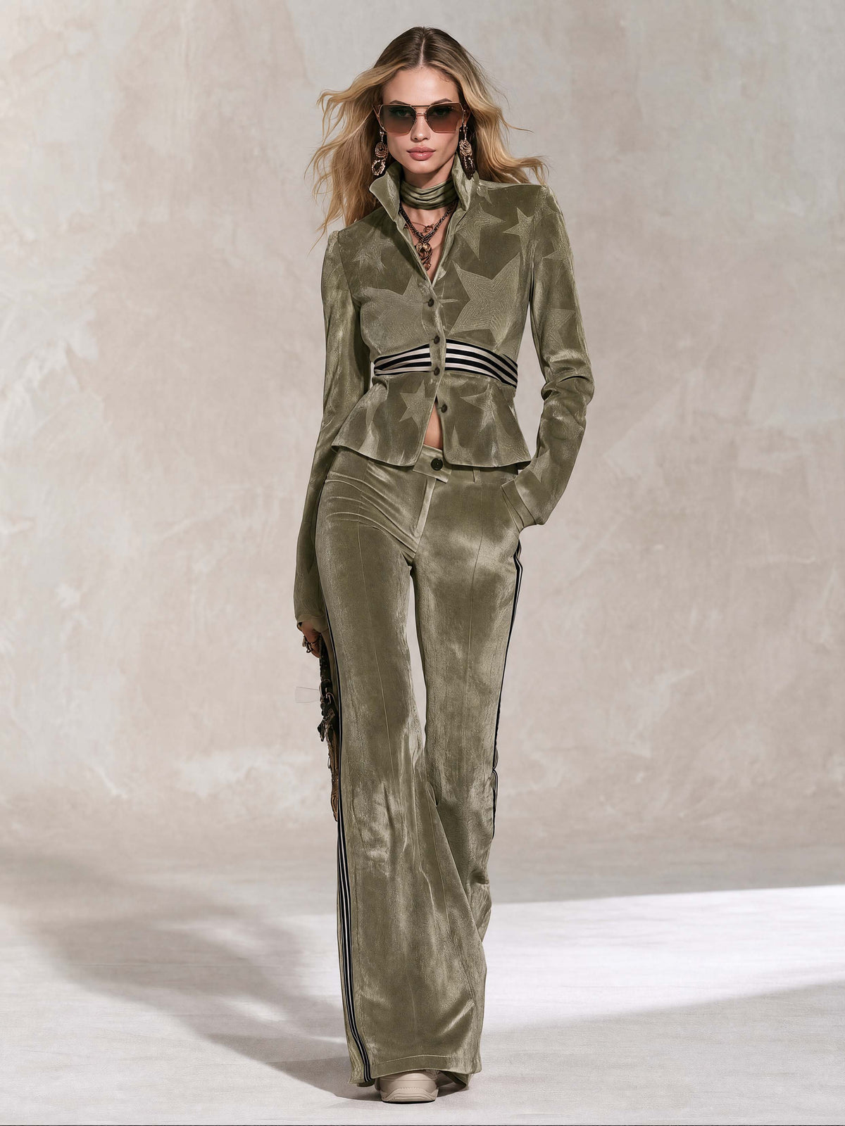 Olga | Conjunto de terciopelo verde con chaqueta y pantalón acampanado