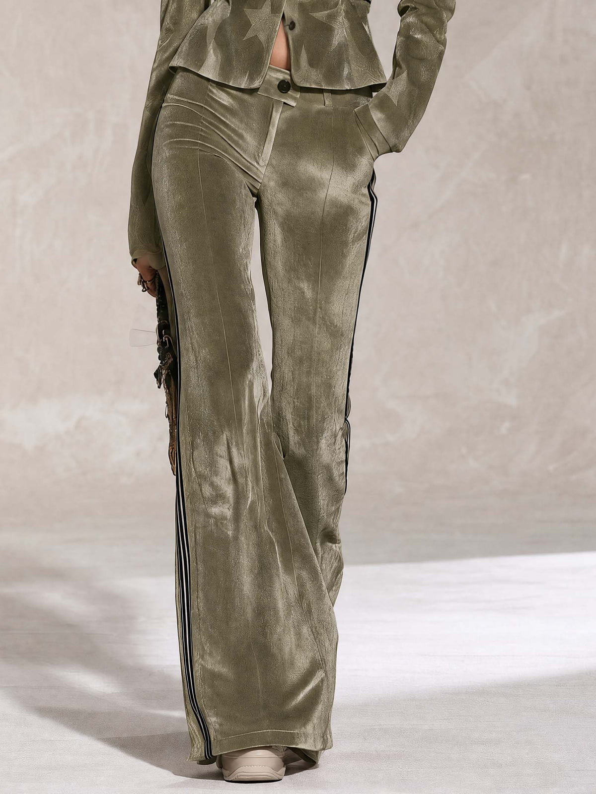 Olga | Conjunto de terciopelo verde con chaqueta y pantalón acampanado