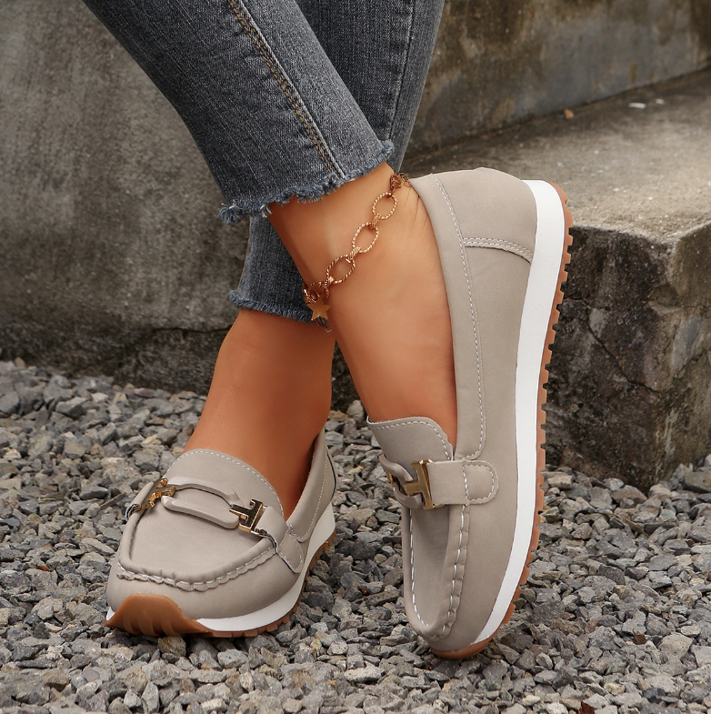 Emilia | Mocasín elegante con hebilla y cuña plana