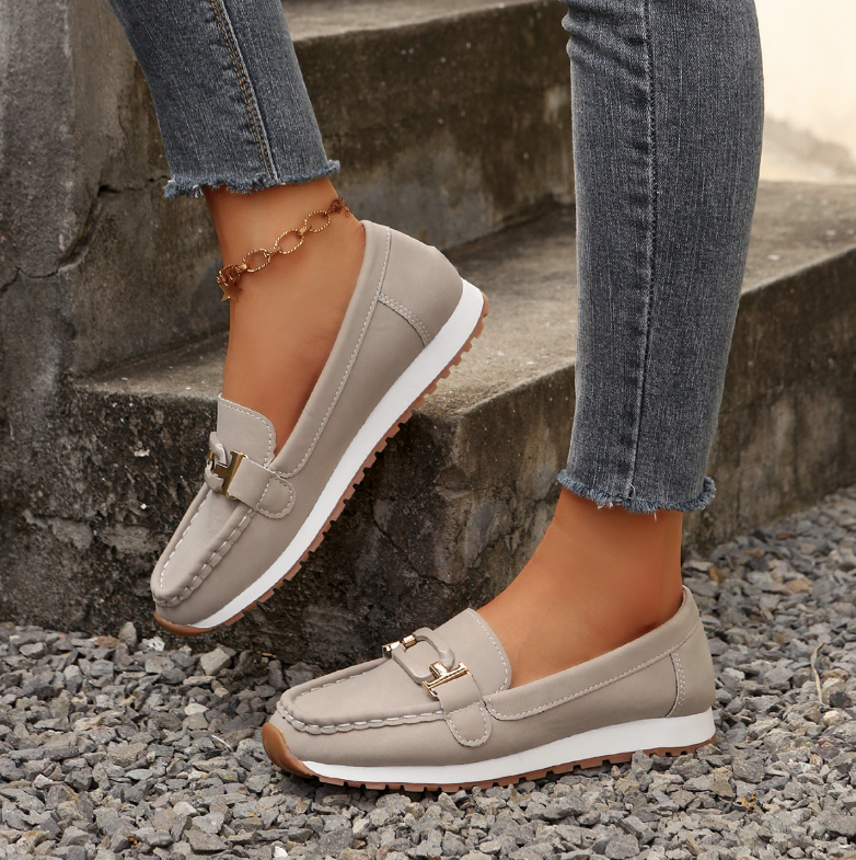 Emilia | Mocasín elegante con hebilla y cuña plana
