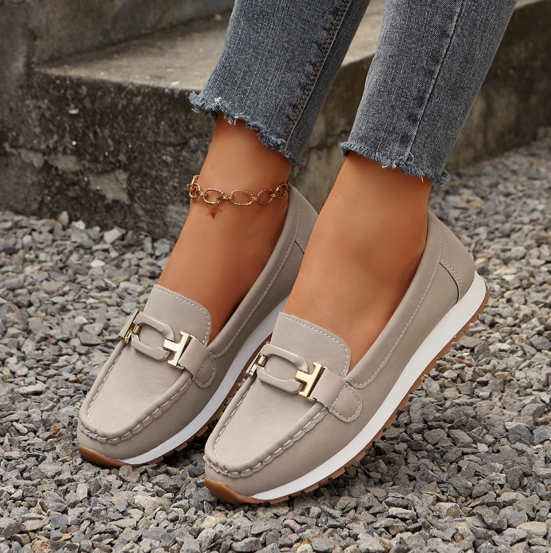 Emilia | Mocasín elegante con hebilla y cuña plana