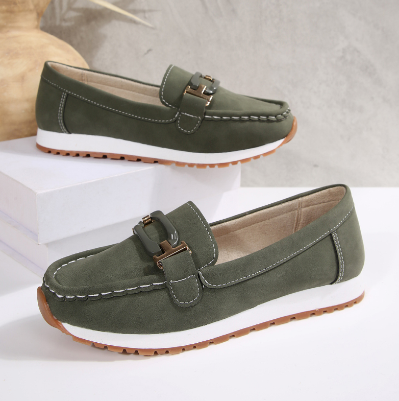 Emilia | Mocasín elegante con hebilla y cuña plana