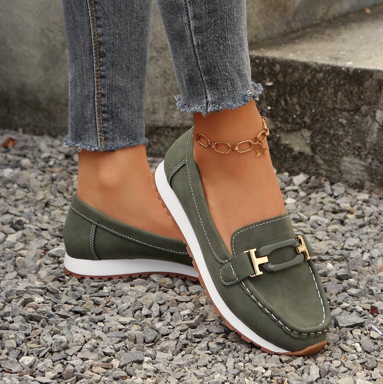 Emilia | Mocasín elegante con hebilla y cuña plana