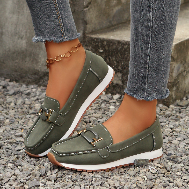 Emilia | Mocasín elegante con hebilla y cuña plana