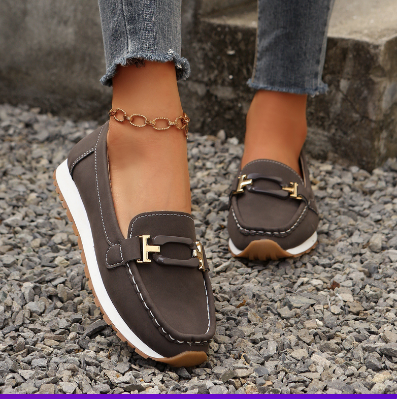 Emilia | Mocasín elegante con hebilla y cuña plana