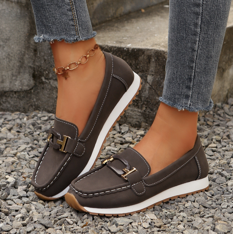 Emilia | Mocasín elegante con hebilla y cuña plana
