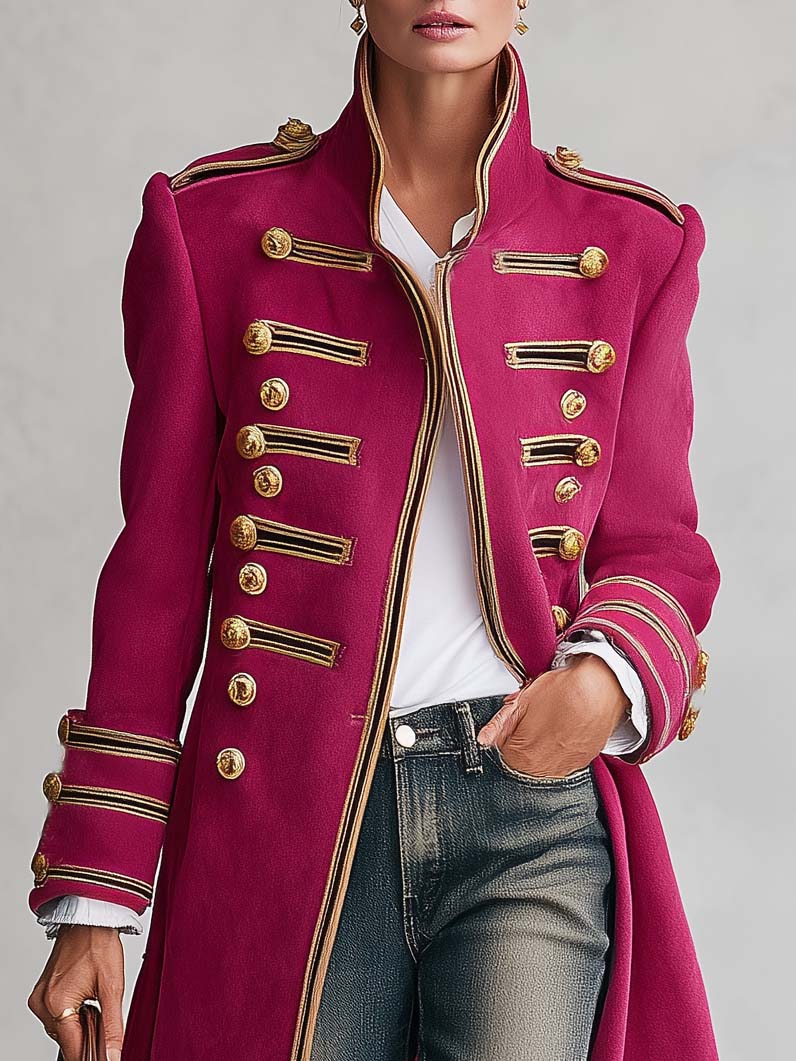 Regina | Abrigo largo militar magenta con botones dorados
