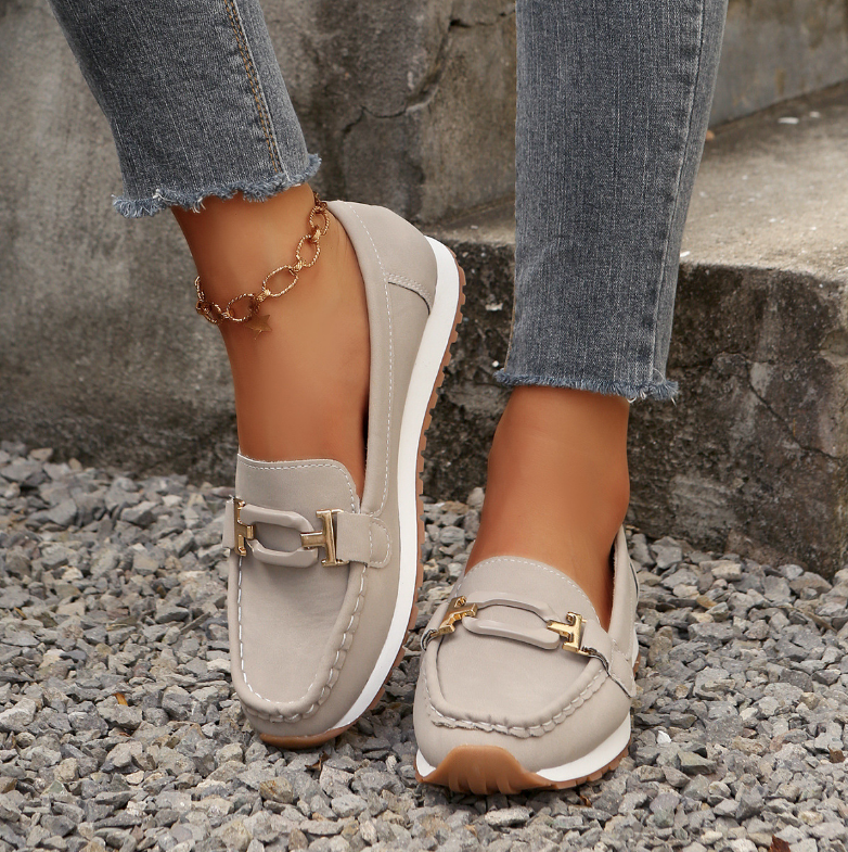 Emilia | Mocasín elegante con hebilla y cuña plana