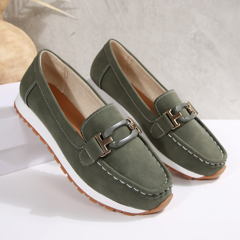 Emilia | Mocasín elegante con hebilla y cuña plana