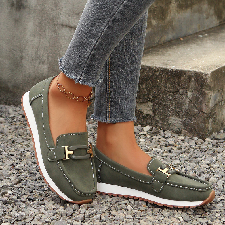 Emilia | Mocasín elegante con hebilla y cuña plana