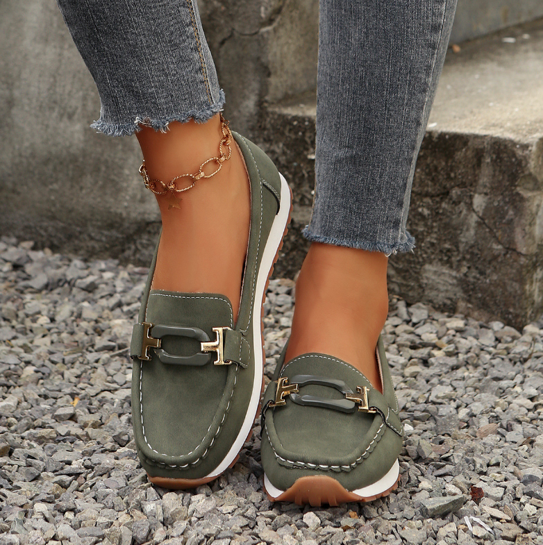 Emilia | Mocasín elegante con hebilla y cuña plana