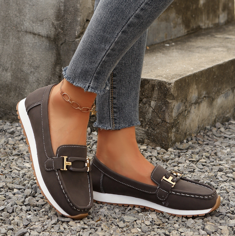 Emilia | Mocasín elegante con hebilla y cuña plana