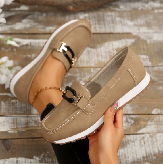 Eugenia | Mocasines elegantes con sofisticado detalle de cadena