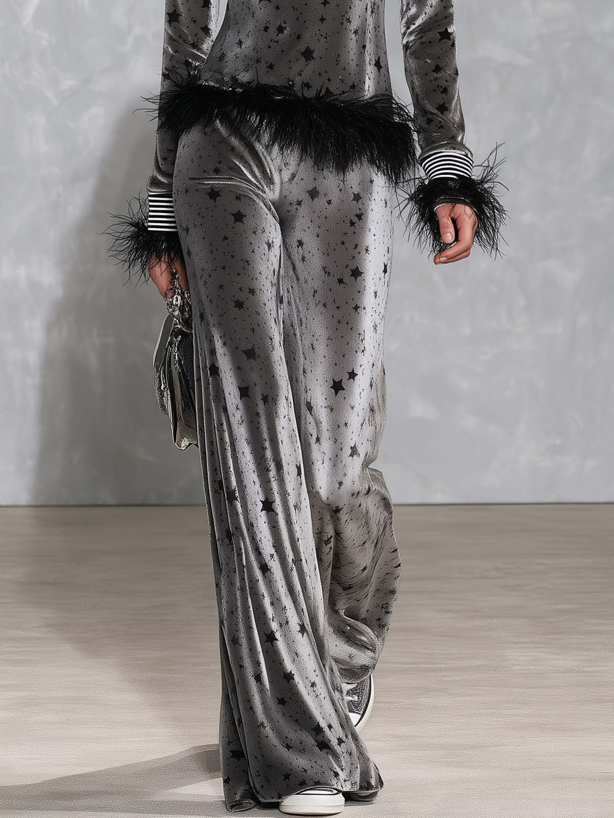 Sonia | Conjunto de terciopelo gris con estrellas y plumas
